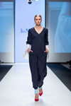Pokaz Ivo Nikkolo — Riga Fashion Week SS17 (ubrania i obraz: kombinezon niebieski, półbuty czerwone)