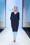 Показ Ivo Nikkolo — Riga Fashion Week SS17 (наряди й образи: сіня сукня, блакитні брюки)