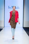 Показ Ivo Nikkolo — Riga Fashion Week SS17 (наряди й образи: червона куртка, сукня кольору хакі, блакитні брюки)