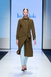 Desfile de Ivo Nikkolo — Riga Fashion Week SS17 (looks: abrigo kaki, pantalón azul claro)