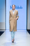 Pokaz Ivo Nikkolo — Riga Fashion Week SS17 (ubrania i obraz: palto beżowe, spodnie błękitne)