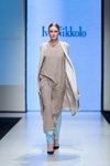 Pokaz Ivo Nikkolo — Riga Fashion Week SS17 (ubrania i obraz: sukienka beżowa, kamizelka biała, spodnie błękitne)