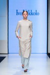 Показ Ivo Nikkolo — Riga Fashion Week ss17 (наряды и образы: белое платье, голубые брюки)