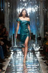 Показ M-Couture — Riga Fashion Week SS17 (наряди й образи: шкіряна сукня з розрізом кольору морської хвилі)