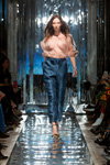 Показ M-Couture — Riga Fashion Week SS17 (наряди й образи: брюки кольору морської хвилі, тілесна прозора блуза)