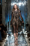 Pokaz M-Couture — Riga Fashion Week SS17 (ubrania i obraz: sukienka czarna, sandały czarne)