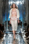 Pokaz M-Couture — Riga Fashion Week SS17 (ubrania i obraz: top różowy przejrzysty, spódnica midi biała, sandały czarne)
