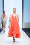 Desfile de Narciss — Riga Fashion Week SS17 (looks: vestido midi coral)