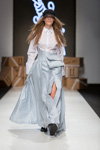 Показ NÓLÓ — Riga Fashion Week SS17 (наряди й образи: біла блуза, смугаста спідниця)