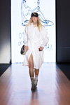 Показ QooQoo — Riga Fashion Week SS17 (наряды и образы: белое платье-рубашка, белые носки)