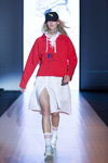 Desfile de QooQoo — Riga Fashion Week SS17 (looks: sudadera con capucha roja, calcetines blancos)