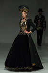 Дом моды Slava Zaitsev открыл новый сезон (наряды и образы: чёрное вечернее платье)