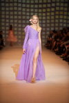 Modenschau von Andre Tan — Ukrainian Fashion Week FW16/17 (Looks: lila Abendkleid mit Schlitz, blonde Haare)
