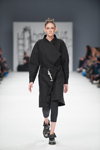 Arina Lubiteleva. Desfile de BOBKOVA — Ukrainian Fashion Week FW16/17 (looks: abrigo negro)