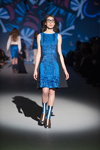 Desfile de Elena GOLETS — Ukrainian Fashion Week FW16/17 (looks: vestido azul)