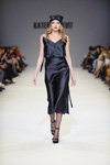 Pokaz KATERINA KVIT — Ukrainian Fashion Week FW16/17 (ubrania i obraz: sukienka midi czarna, sandały czarne, dzianinowa czapka czarna)