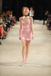 Desfile de Alonova — Ukrainian Fashion Week SS17 (looks: vestido rosa corto, cola de caballo)