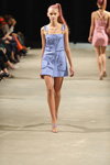 Modenschau von Alonova — Ukrainian Fashion Week SS17 (Looks: himmelblaues Mini Kleid, Pferdeschwanz (Frisur))