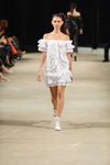 Alina Peretiatko. Modenschau von Alonova — Ukrainian Fashion Week SS17 (Looks: weißes Mini Kleid, weiße Sneakers, Pferdeschwanz (Frisur))