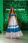 Oleksandra Kucherenko. Modenschau von Anastasiia Ivanova — Ukrainian Fashion Week SS17 (Looks: weißes Abendkleid mit Blumendruck)