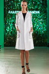 Pokaz Anastasiia Ivanova — Ukrainian Fashion Week SS17 (ubrania i obraz: palto białe, sandały czarne)