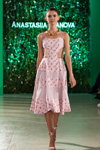 Alina Peretiatko. Pokaz Anastasiia Ivanova — Ukrainian Fashion Week SS17 (ubrania i obraz: sukienka różowa)