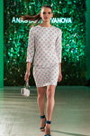 Modenschau von Anastasiia Ivanova — Ukrainian Fashion Week SS17 (Looks: , aquamarine Sandaletten, Beige Clutch mit Blumendruck)