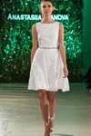 Alina Peretiatko. Modenschau von Anastasiia Ivanova — Ukrainian Fashion Week SS17 (Looks: weißes Kleid, weiße Sandaletten)