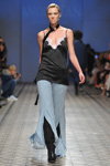 Marija Griebieniuk. Pokaz Andre Tan — Ukrainian Fashion Week SS17 (ubrania i obraz: top czarny, jeansy błękitne)