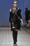 Pokaz Andre Tan — Ukrainian Fashion Week SS17 (ubrania i obraz: sukienka czarna)