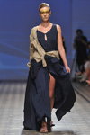 Alyona Osmanova. Desfile de Andre Tan — Ukrainian Fashion Week SS17 (looks: vestido con abertura azul)