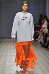 Desfile de Andre Tan — Ukrainian Fashion Week SS17 (looks: jersey gris, falda naranja)