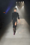 Pokaz ARTEMKLIMCHUK — Ukrainian Fashion Week SS17 (ubrania i obraz: pończochy czarne, bluzka czarna, spódnica z rozcięciem czarna)