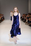 Pokaz Diphylleia — Ukrainian Fashion Week SS17 (ubrania i obraz: sukienka niebieska, półbuty srebrne)