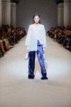 Desfile de Diphylleia — Ukrainian Fashion Week SS17 (looks: pantalón azul, blusa blanca)