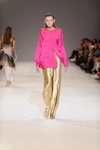 Pokaz Diphylleia — Ukrainian Fashion Week SS17 (ubrania i obraz: bluzka w kolorze fuksji, spodnie złote)