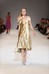 Pokaz Diphylleia — Ukrainian Fashion Week SS17 (ubrania i obraz: sukienka złota, półbuty srebrne)