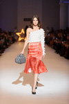 Pokaz Elena Burba — Ukrainian Fashion Week SS17 (ubrania i obraz: top biały, spódnica z nadrukiem czerwona, półbuty czarne, torebka z nadrukiem pepitki czarno-biała)