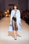 Oleksandra Kugat. Modenschau von Elena Burba — Ukrainian Fashion Week SS17 (Looks: himmelblauer Trenchcoat, schwarzes Netz Kleid, schwarzer Slip)