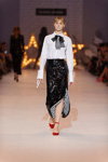 Desfile de Elena Burba — Ukrainian Fashion Week SS17 (looks: blusa blanca, falda con abertura negra, zapatos de tacón rojos)