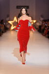 Desfile de Elena Burba — Ukrainian Fashion Week SS17 (looks: vestido de cóctel rojo, zapatos de tacón rojos)