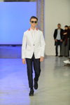 Показ IDoL — Ukrainian Fashion Week SS17 (наряды и образы: белый пиджак, белая рубашка, чёрные кроссовки, солнцезащитные очки, чёрные брюки)