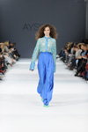 Desfile de Julia Aysina — Ukrainian Fashion Week SS17 (looks: blusa de encaje turquesa, pantalón azul claro)