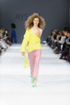 Pokaz Julia Aysina — Ukrainian Fashion Week SS17 (ubrania i obraz: bluzka żółta, spodnie różowe)