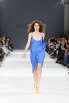 Desfile de Julia Aysina — Ukrainian Fashion Week SS17 (looks: vestido azul claro, sandalias de tacón amarillas)