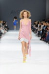 Modenschau von Julia Aysina — Ukrainian Fashion Week SS17 (Looks: rosanes Kleid, gelbe Sandaletten)