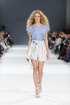 Desfile de Julia Aysina — Ukrainian Fashion Week SS17 (looks: top azul claro, short blanco, sandalias de tacón azul claro)