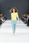 Modenschau von Julia Aysina — Ukrainian Fashion Week SS17 (Looks: buntes Kleid, gelbe Sandaletten)