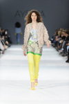 Desfile de Julia Aysina — Ukrainian Fashion Week SS17 (looks: pantalón amarillo)