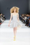 Modenschau von Julia Aysina — Ukrainian Fashion Week SS17 (Looks: weißes gestreiftes Kleid, gelbe Sandaletten, blonde Haare)
